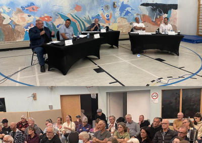 Une salle pleine pour le débat à Percé