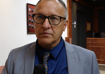 Chiens errants et aréna de Newport avec le maire de Chandler